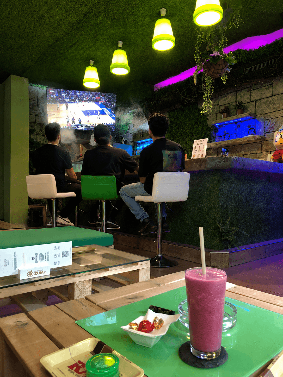 Espacio lounge chill en The Jungle, club privado de cannabis cerca del Parque del Retiro y Atocha, Madrid