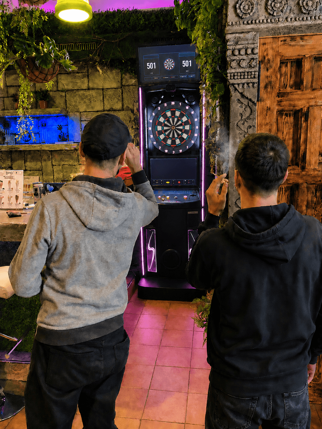 Zona de ocio y juegos con diana electrónica en The Jungle, club de cannabis cerca de la estación de Atocha, Madrid